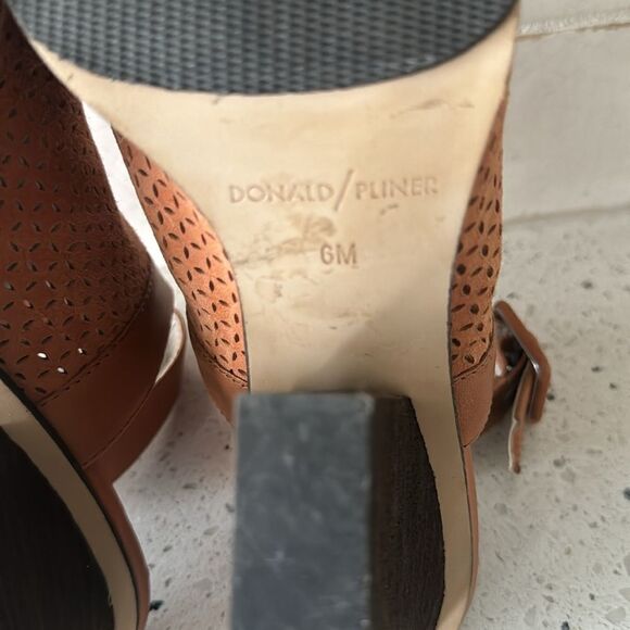 Donald J Pliner Varen Women’s 6M Leather Perforated Slingback Pointed Toe Bootie - Picture 11 of 12